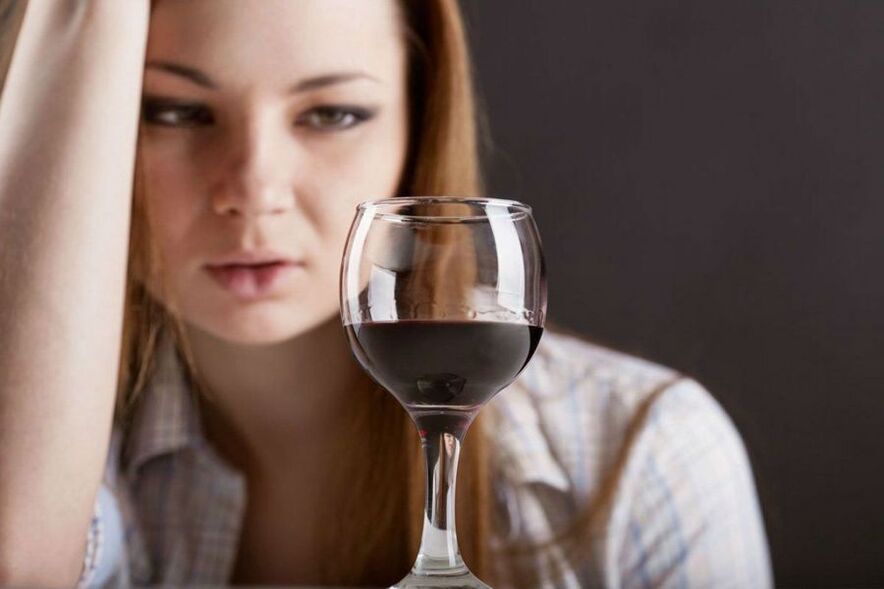 Femeie cu un pahar de vin