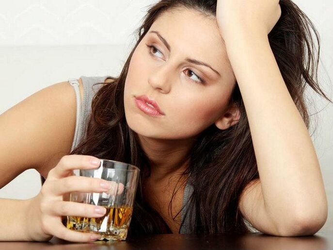 O femeie cu alcool